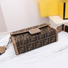 Сумка FENDI BAGUETTE среднего размера Крышка с магнитной застежк