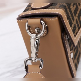 Сумка FENDI BAGUETTE среднего размера Крышка с магнитной застежк
