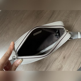 FENDI &nbsp;Незаменимая сумка для фотоаппарата с лаконичным д