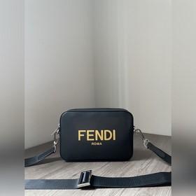 FENDI &amp;nbsp;Незаменимая сумка для фотоаппарата с лаконичным д