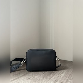 FENDI &nbsp;Незаменимая сумка для фотоаппарата с лаконичным д