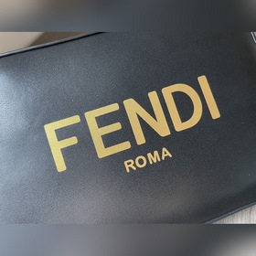 FENDI &nbsp;Незаменимая сумка для фотоаппарата с лаконичным д