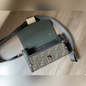 Сумка FENDI через плечо Конструкция с откидной крышкой более гибк