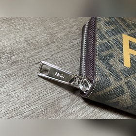 FEND1 кошелек на молнии Изготовлен из кожи, украшен красивой фур