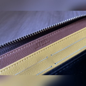 FEND1 кошелек на молнии Изготовлен из кожи, украшен красивой фур