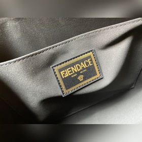 FENDI Маленький монстр 533 Итальянская кожа с металлическими глаз