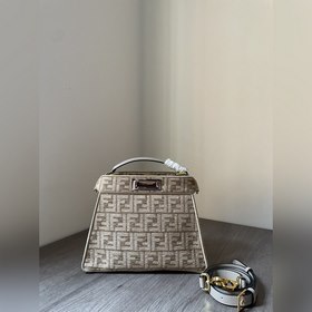 FENDI, сумка Peekaboo Small По бокам украшен классическим поворот