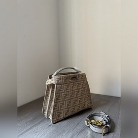 FENDI, сумка Peekaboo Small По бокам украшен классическим поворот