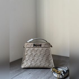 FENDI, сумка Peekaboo Small По бокам украшен классическим поворот