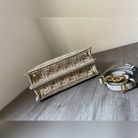 FENDI, сумка Peekaboo Small По бокам украшен классическим поворот