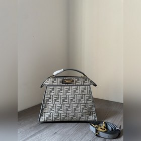 FENDI Маленькая сумка Peekaboo с классическими поворотными замка