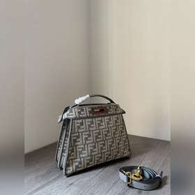 FENDI Маленькая сумка Peekaboo с классическими поворотными замка