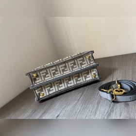 FENDI Маленькая сумка Peekaboo с классическими поворотными замка