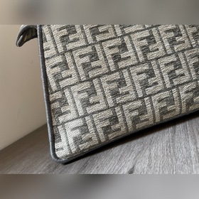 FENDI Маленькая сумка Peekaboo с классическими поворотными замка