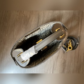 FENDI Маленькая сумка Peekaboo с классическими поворотными замка