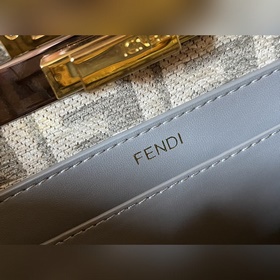 FENDI Маленькая сумка Peekaboo с классическими поворотными замка