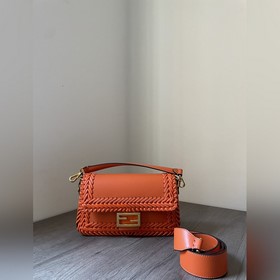 FENDI  Новая модель культовой сумки Baguette среднего размера Из