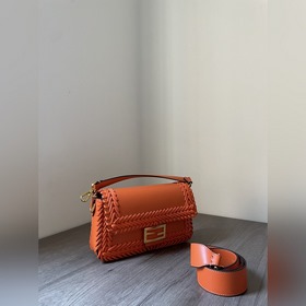 FENDI  Новая модель культовой сумки Baguette среднего размера Из