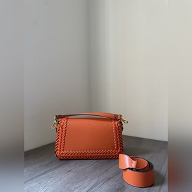 FENDI  Новая модель культовой сумки Baguette среднего размера Из