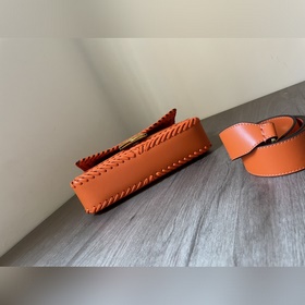 FENDI  Новая модель культовой сумки Baguette среднего размера Из