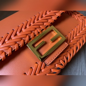FENDI  Новая модель культовой сумки Baguette среднего размера Из