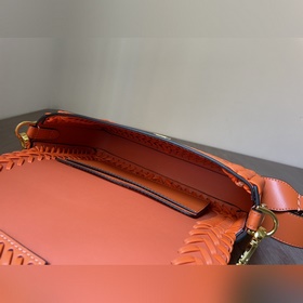 FENDI  Новая модель культовой сумки Baguette среднего размера Из