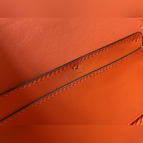 FENDI  Новая модель культовой сумки Baguette среднего размера Из