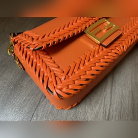 FENDI  Новая модель культовой сумки Baguette среднего размера Из