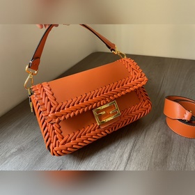 FENDI  Новая модель культовой сумки Baguette среднего размера Из