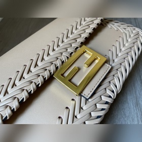 FENDI Новая сумка среднего размера Baguette с фирменным логотипо