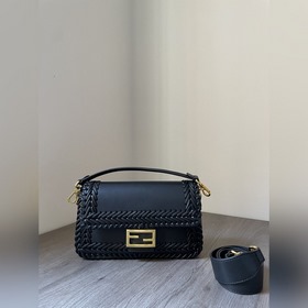 FENDI  Новая модель культовой сумки Baguette среднего размера Из