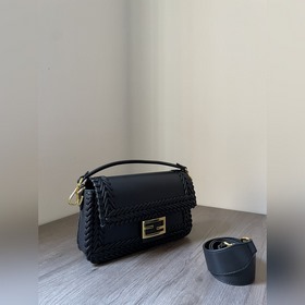 FENDI  Новая модель культовой сумки Baguette среднего размера Из