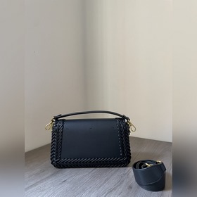 FENDI  Новая модель культовой сумки Baguette среднего размера Из