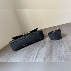 FENDI  Новая модель культовой сумки Baguette среднего размера Из
