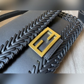 FENDI  Новая модель культовой сумки Baguette среднего размера Из