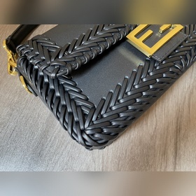 FENDI  Новая модель культовой сумки Baguette среднего размера Из