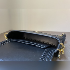 FENDI  Новая модель культовой сумки Baguette среднего размера Из