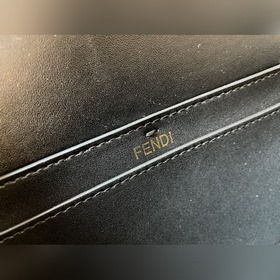 FENDI  Новая модель культовой сумки Baguette среднего размера Из