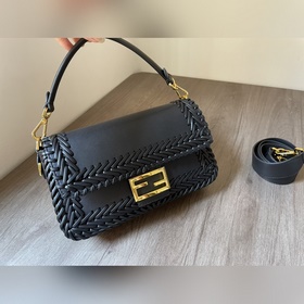 FENDI  Новая модель культовой сумки Baguette среднего размера Из