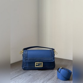 FENDI  Новая модель культовой сумки Baguette среднего размера Из