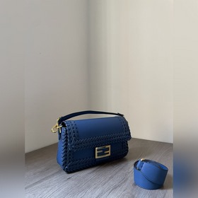 FENDI  Новая модель культовой сумки Baguette среднего размера Из