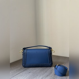 FENDI  Новая модель культовой сумки Baguette среднего размера Из