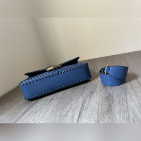FENDI  Новая модель культовой сумки Baguette среднего размера Из