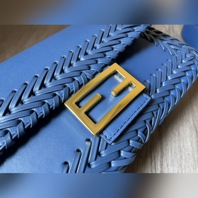 FENDI  Новая модель культовой сумки Baguette среднего размера Из