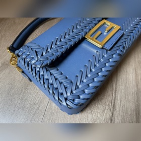 FENDI  Новая модель культовой сумки Baguette среднего размера Из