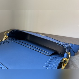 FENDI  Новая модель культовой сумки Baguette среднего размера Из