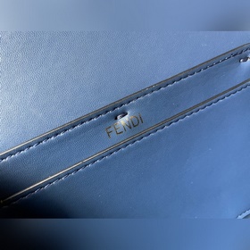 FENDI  Новая модель культовой сумки Baguette среднего размера Из
