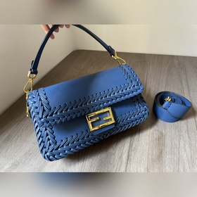 FENDI  Новая модель культовой сумки Baguette среднего размера Из