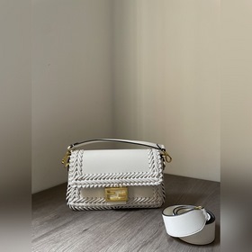 FENDI  Новая модель культовой сумки Baguette среднего размера Из