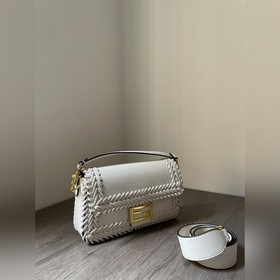 FENDI  Новая модель культовой сумки Baguette среднего размера Из